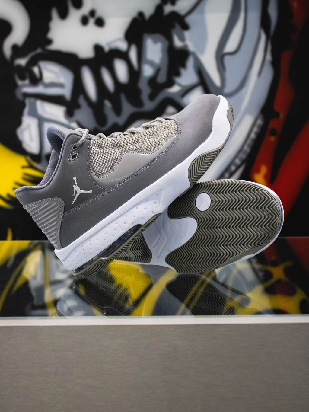Jordan Max Aura 2 Grey